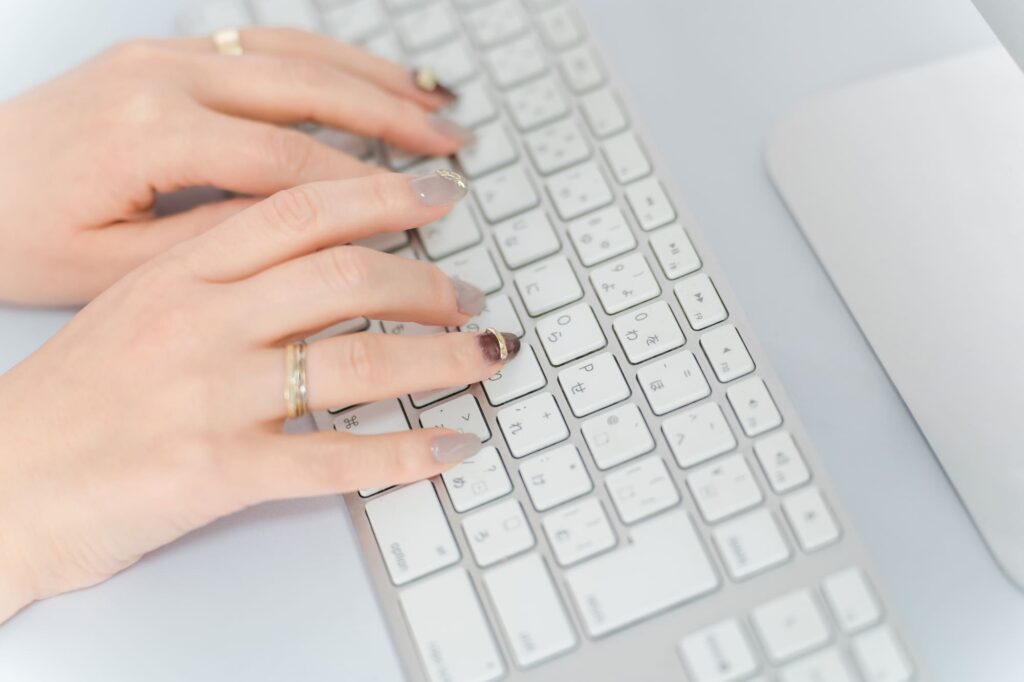 指先から整えるメンタルヘルス。ネイルが心に与える科学的な効果とは?|ヘルスケアWebコラム